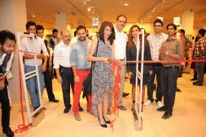 Meesha Shafi Cutting Ribbon At Mango Launch Lahore12