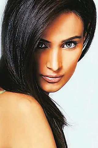 Pakistan Attractive Model Actress Mehreen Syed Badly Injured In Car Accident Move To ICU